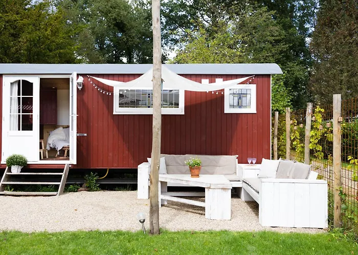 Wegdromen Op De Veluwe In Romantische Rode Pipowagen