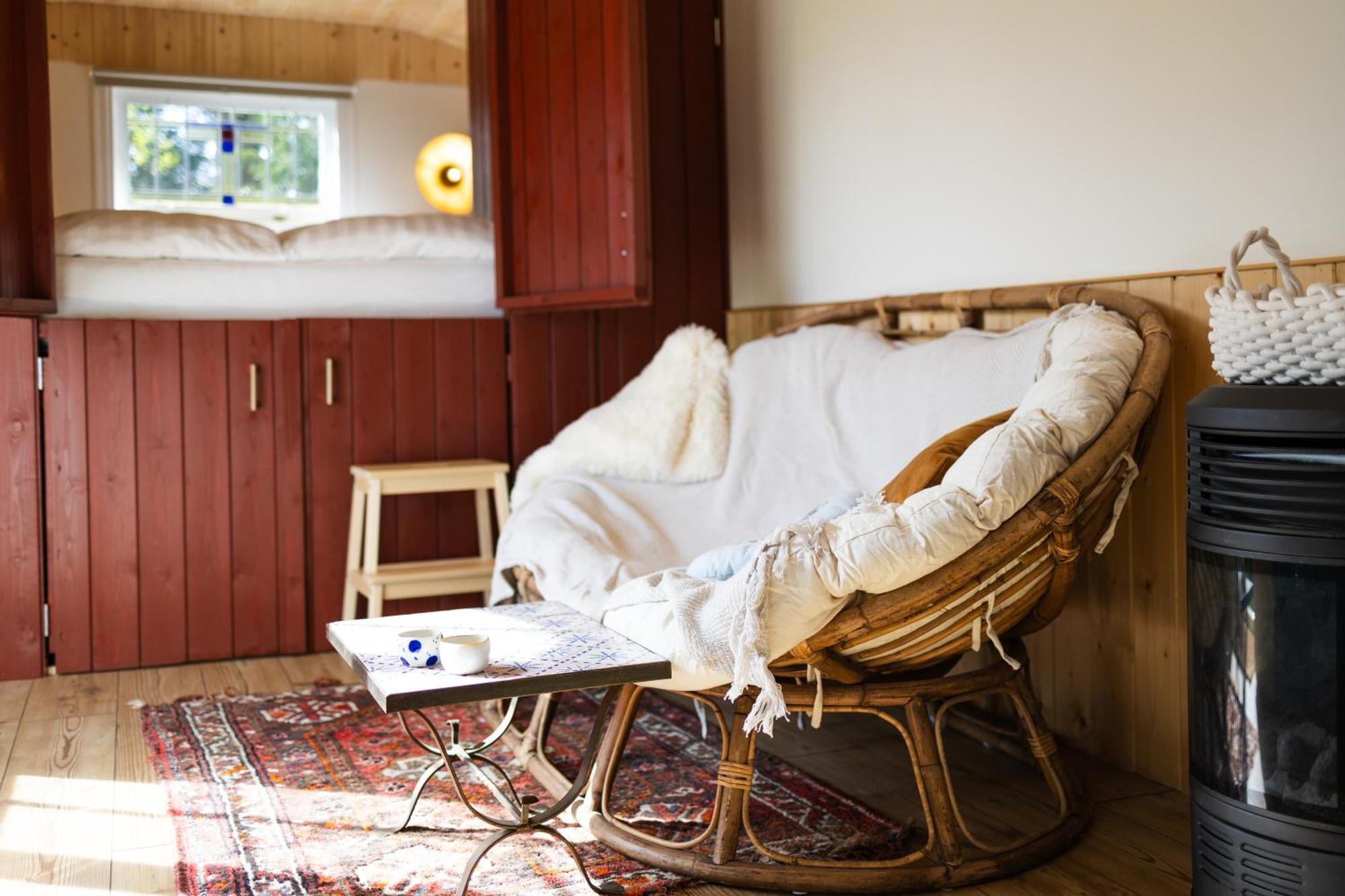 Wegdromen Op De Veluwe In Romantische Rode Pipowagen Casa de Férias Epe